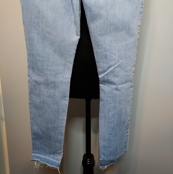 Old Navy Light Wash Mid-Rise Rockstar Jeans Size 2 - Picture 9 of 10